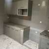 Moderne et chic 2 chambres salon thumb 5