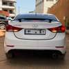 Hyundai Elantra berline blanche fiable et économique thumb 12