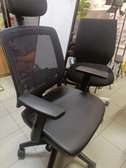 Chaise de bureau ergonomique noir avec accoudoirs réglables