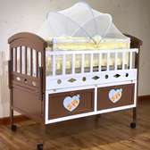 Lit bébé évolutif bois marron blanc avec moustiquaire