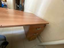 Table de bureau avec tiroirs