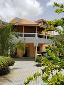 VILLA AVEC 5 STUDIOS ET DEUX APPARTEMENTS / Saly
