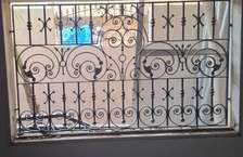 Lot de 12 grilles de fenêtres en fer forgé noire motifs