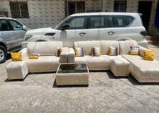 Salon Angle beige clair spacieux avec pouf et table