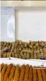 Plateau rouleaux de printemps frais avec sauces variées