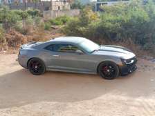 Chevrolet Camaro coupé sportif gris métallisé jantes noires