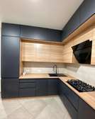 Cuisine moderne bois clair et noir mat avec hotte intégrée