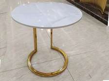 TABLE DE COIN EN MARBRE COULEUR DOREE