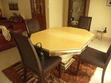 Salle à manger + 04 chaises en daim marron + tapis