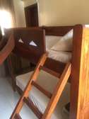 Lit à étage enfants avec toboggan en bois rouge