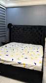 Lit 3 places en velour presque neuf