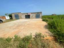 Local industriel 500 m² avec terrain bétonné extérieur