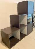 Rangement en escalier avec porte en verre