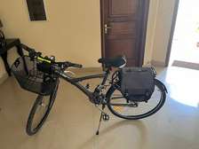 Vélo bien équipée, avec une bâche et des accessoires.