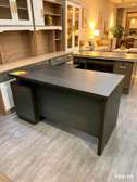 Bureau noir contemporain avec rangement intégré