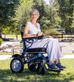 Chaise roulante électrique pour personne à mobilité réduite