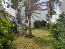 Almadies Villa F8 R+2 à louer avec Piscine et Jardin