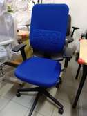 Chaise bureau ergonomique bleu avec accoudoirs réglables
