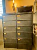 Vide Maison. Lits, commode, tables....