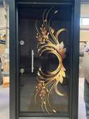 Porte d'entrée design noir motif doré sécurisée