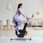 Vélo d'appartement noir orange avec écran intégré