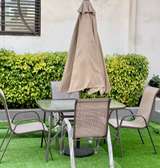 TABLE JARDIN AVEC 4 CHAISES + PARASOLS