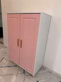 Armoire rose moderne