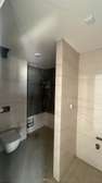 Salle de bain moderne avec douche italienne et WC suspendu