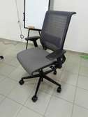 Chaise de bureau ergonomique gris avec accoudoirs réglables