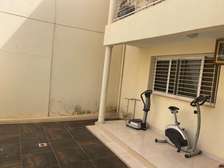 VILLA R+1 à Vendre  253 mètre carré Cité Al bazar Zac mbaw