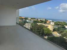 Plateau appartement ( vide) vue mer 4 chambres corniche