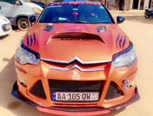 Berline sport orange métallisé jantes noires liseré rouge