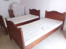 2 Lits Jumeaux en BOIS MASSIF + 2 matelas houssés – Bon état