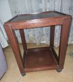 Petite table en bois avec roues