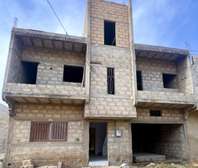 Maison à rénover 2 niveaux avec garage calme
