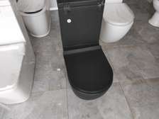 Toilette noire suspendue design compact et moderne