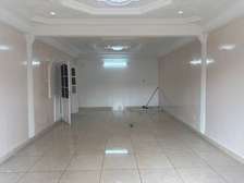 Local commercial lumineux grand espace carrelé