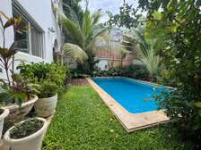 très belle villa avec piscine de 600m2 à louer almadie