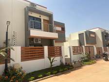 Maison moderne 2 niveaux avec balcon et jardin