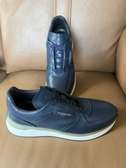 Ferragamo baskets cuir bleu marine ou Noir semelle blanche