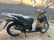 Honda SH scooter noir beige mobilité urbaine
