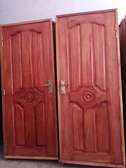 Porte bois rouge fraqué et fenêtre
