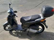 Yekh Gnak Moto Honda SH en très bon état.