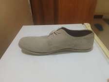 souliers en daim couleur grise