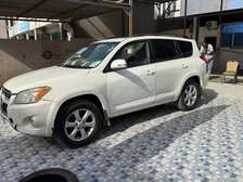 Ndiaye Maana vend un véhicule Toyota RAV4 2012