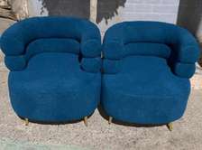 Paire de fauteuils design bleu profond pieds dorés