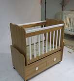 Lit bébé bois clair avec tiroirs et barrières blanches