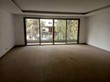 Appartement standing neuf au Point E