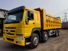 CAMION BENNE HOWO 8X4