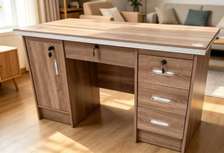 Bureau avec rangements sécurisés